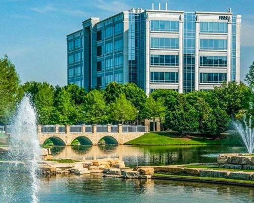 Exterior photo of 达拉斯 office building with fountain and bridge