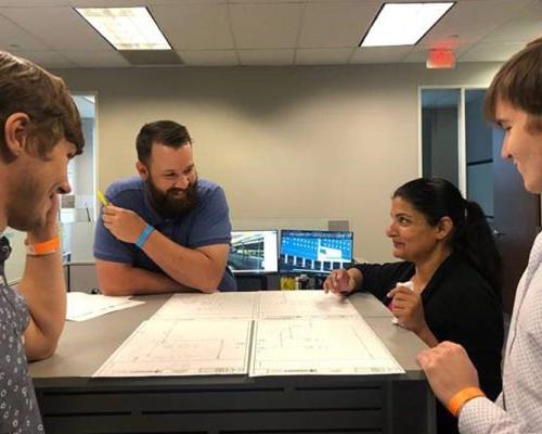 澳门足彩app employees discussing a project in the 达拉斯 office